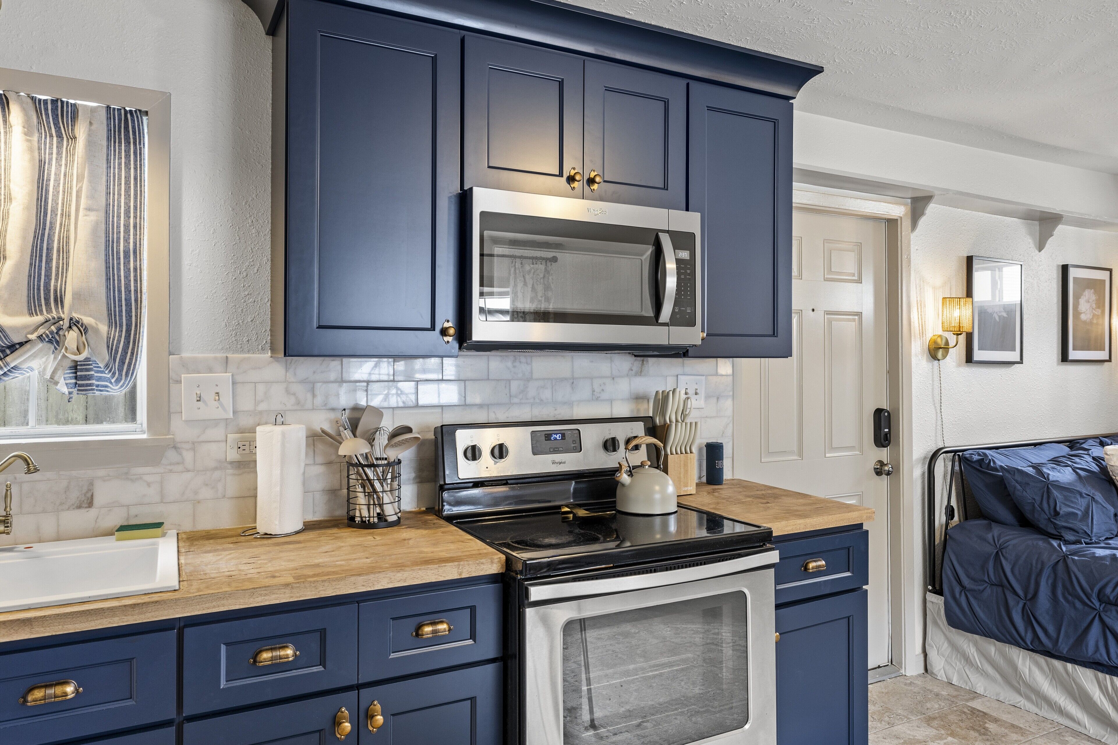 Coffee/tea maker, fridge, microwave, oven