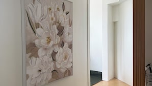 Een trap met houten treden en een witte muur.
