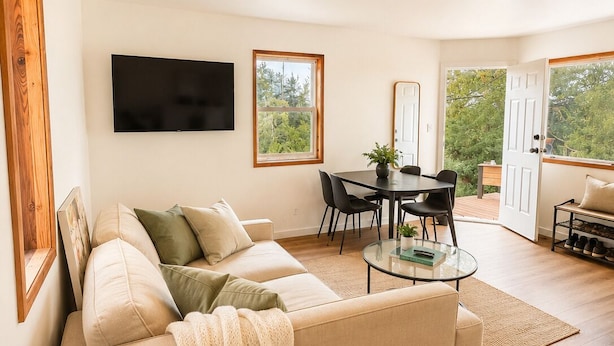 Een moderne woonkamer met een bank, een salontafel en een televisie.