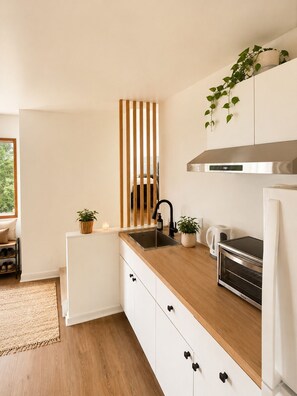 Private kitchen - Beautiful View, Pet Friendly, Rural, Luna Blanca Lookout  (Sooke)