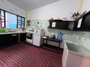Private kitchen - Perfect Place w/ 6-bedroom Hostel in Huanchaco for a relaxing stay (Huanchaco)