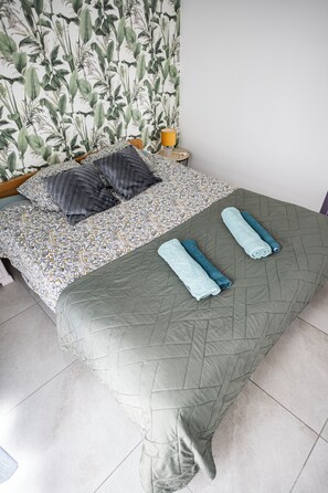 Tabla de planchar con plancha, wifi y ropa de cama 