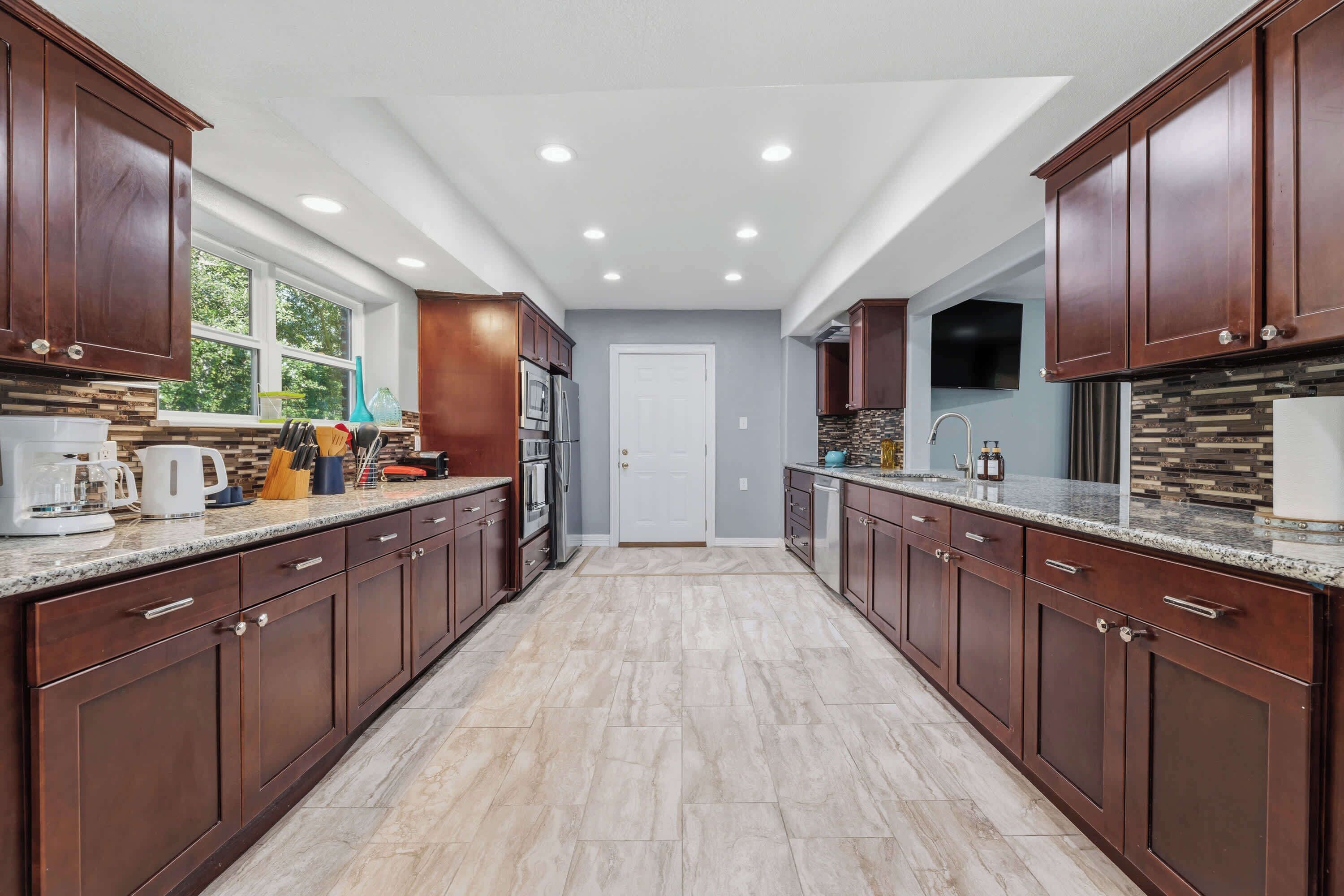Fridge, oven, stovetop, dishwasher