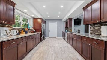 Fridge, oven, stovetop, dishwasher