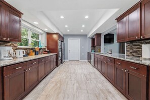 Fridge, oven, stovetop, dishwasher - Relaxing Getaway with Private Hot Tub 7 Br 4 bath (Port Arthur)