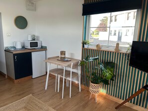 Dining - Cosy Cabin (New Hedges)