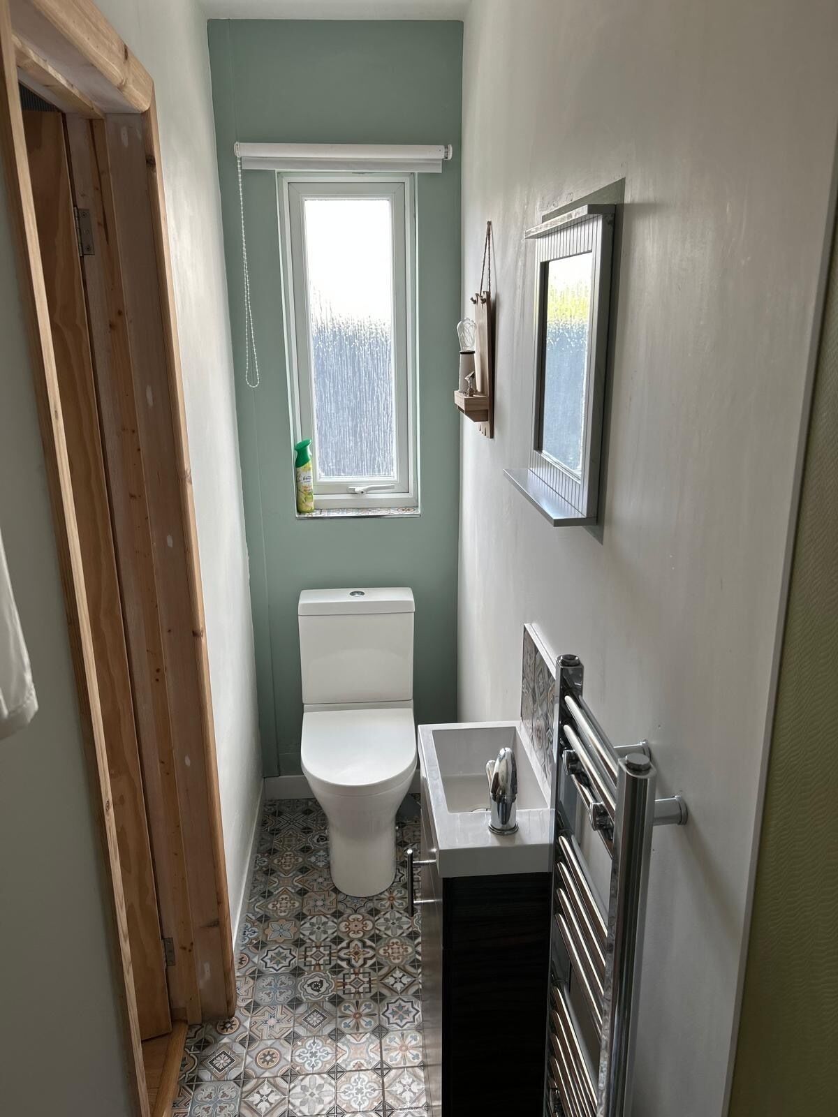 Sèche-cheveux, serviettes fournies, papier toilette
