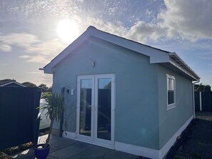 Exterior - Cosy Cabin (New Hedges)