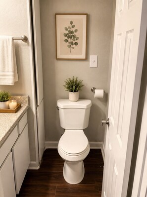 Towels, soap, toilet paper - Comfortable Houston stay in the center of everything. (Houston)