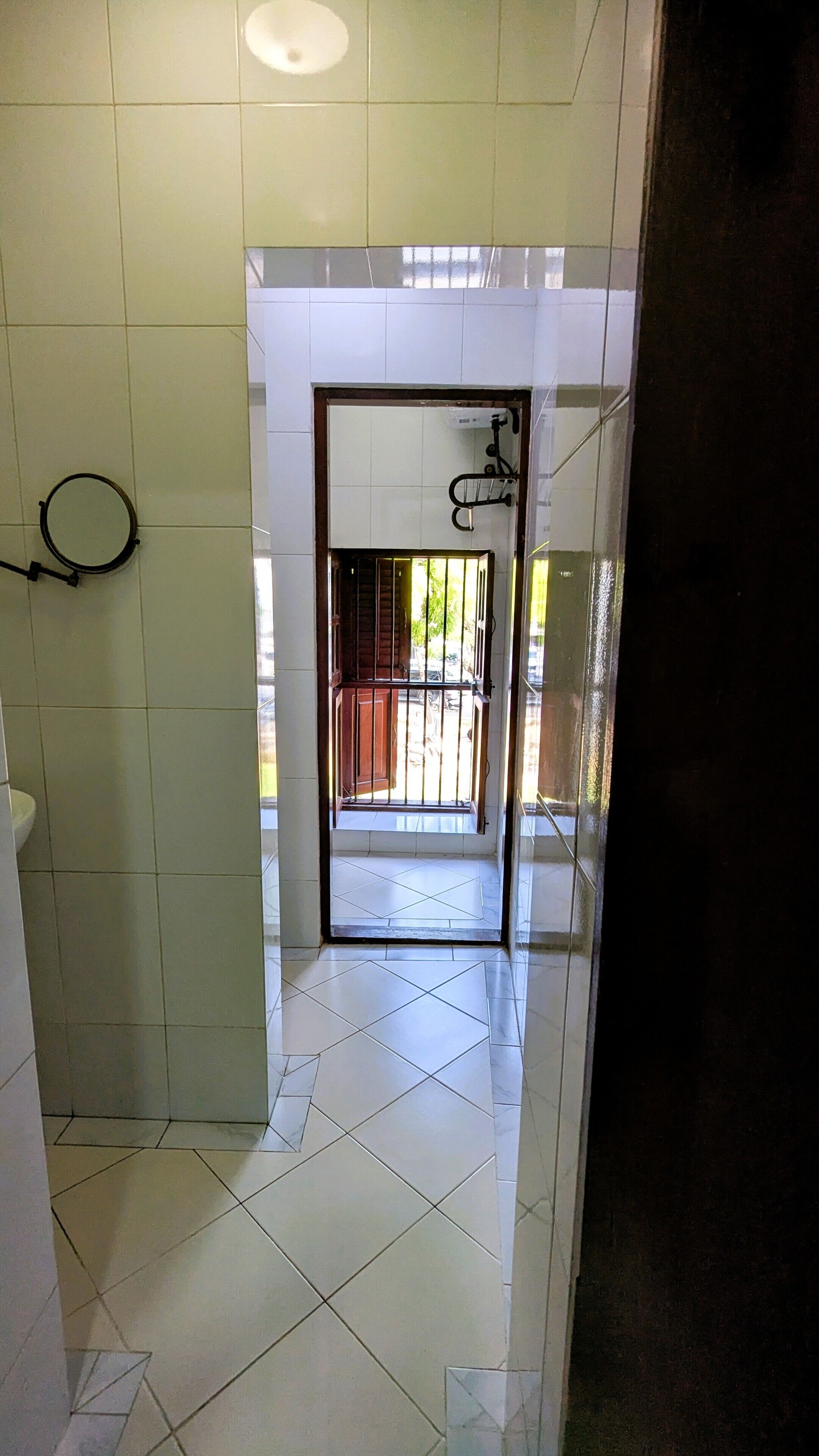 Een douche, een haardroger, handdoeken, zeep