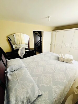 2 habitaciones, escritorio, tabla de planchar con plancha y wifi gratis 