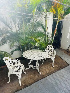 Outdoor dining - Gallery Suite in New Kingston (Kingston)