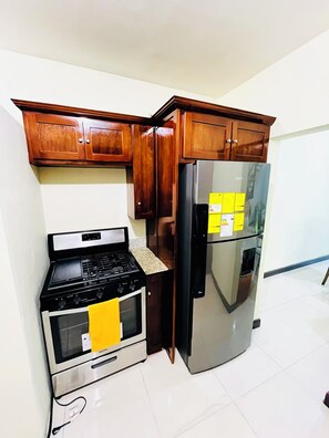 Refrigerador, microondas, horno y parrilla de estufa 