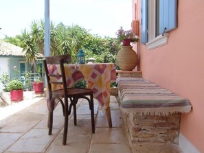 Outdoor dining - Aiolos Rooms (Tsoukalades)