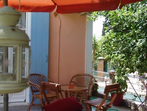 Outdoor dining - Aiolos Rooms (Tsoukalades)