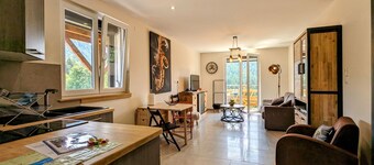 Studio Le Pic Noir : vue lac et montagnes proche centre-ville