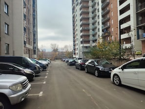 Eine mehrstöckige Parkgarage, in der Fahrzeuge auf beiden Seiten parken.