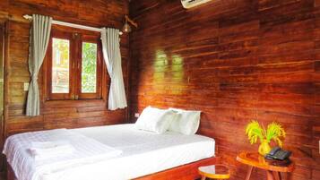Deluxe-bungalow, näköala puutarhaan | Minibaari (osa tuotteista ilmaisia), työpöytä, ilmainen Wi-Fi