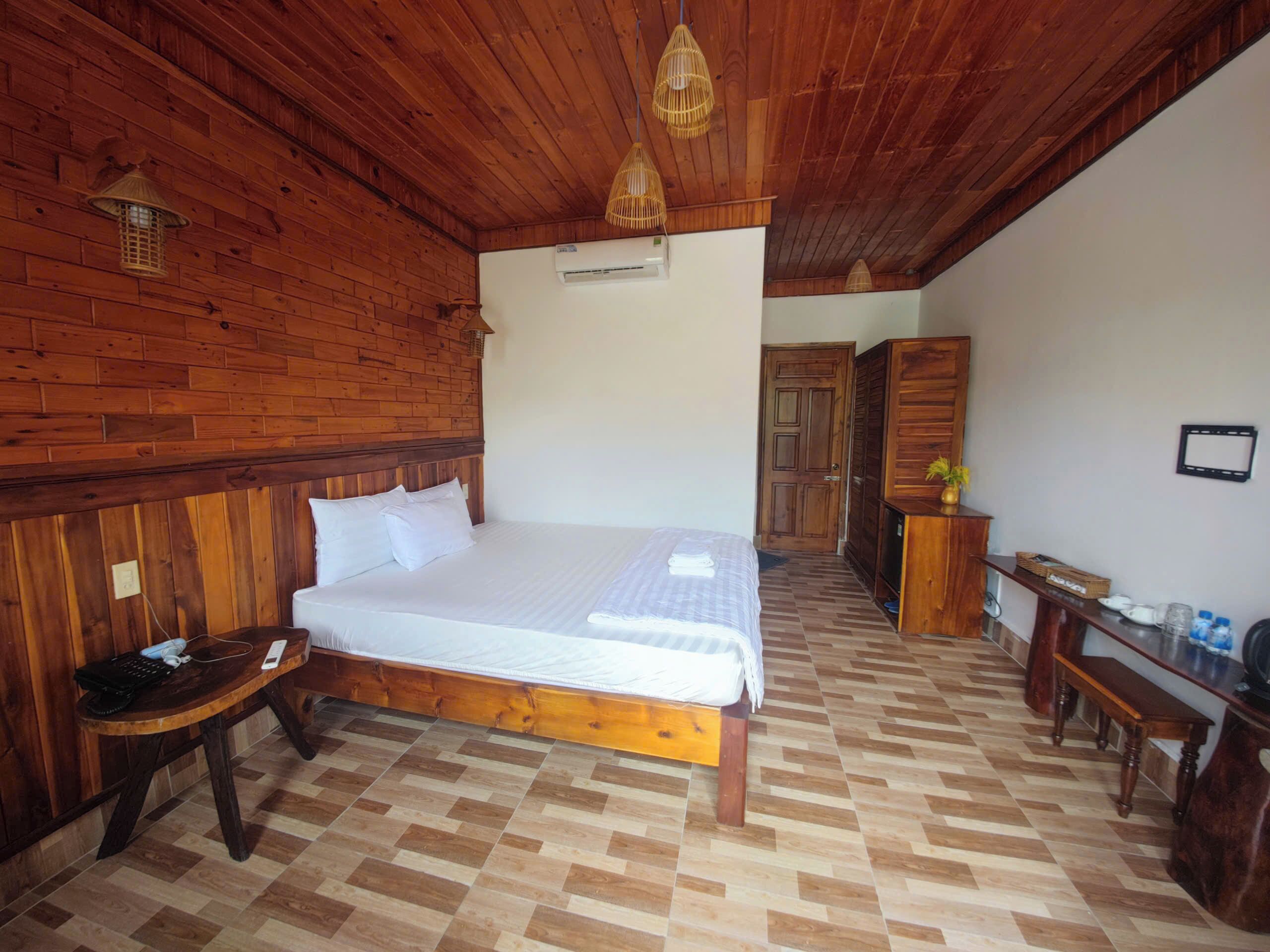 Standard Double Room, Garden View | Free minibar items, desk, free WiFi