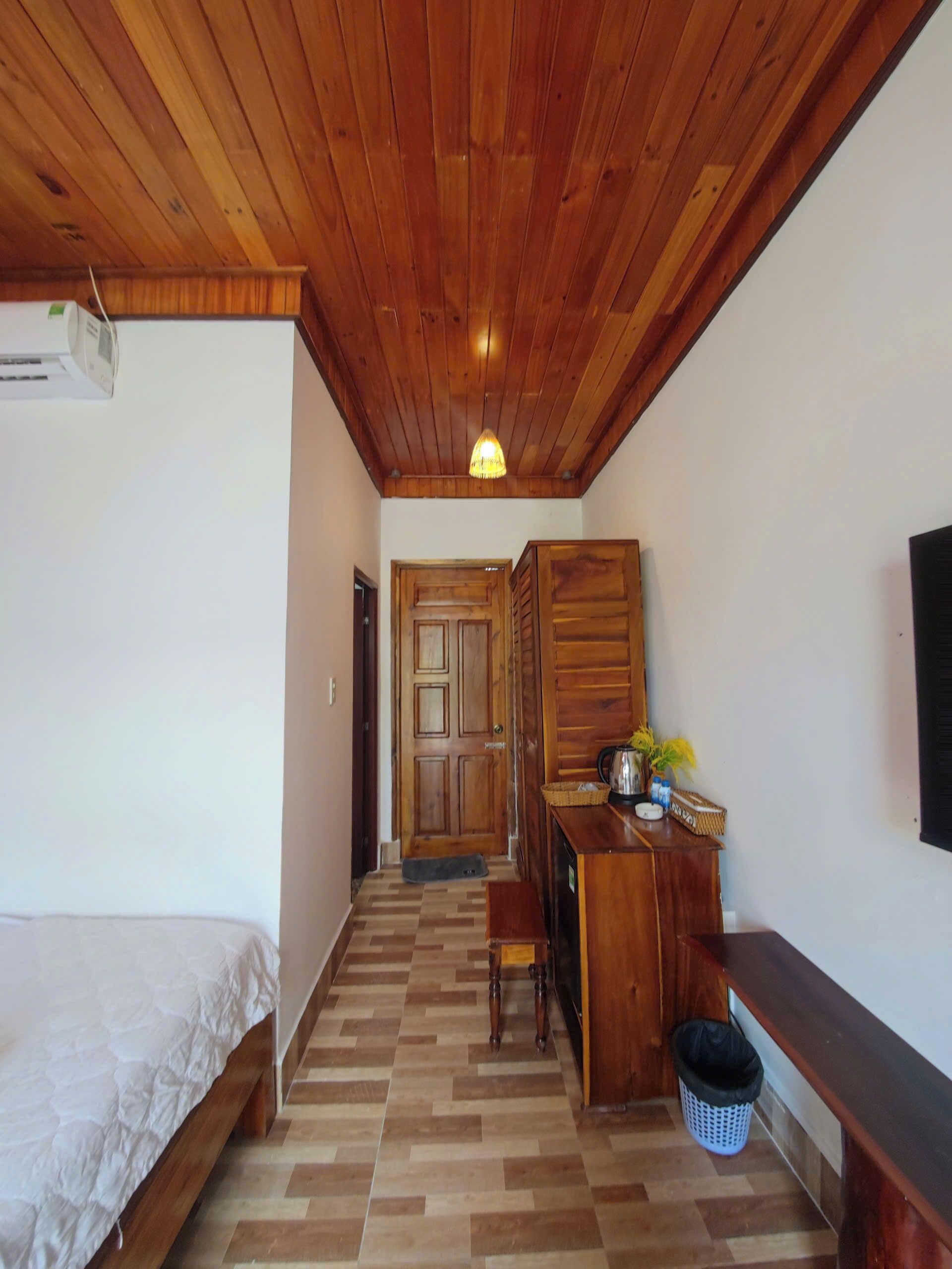 Standard Double Room, Garden View | Free minibar items, desk, free WiFi