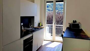 Frigorifero, microonde, forno, piano cottura