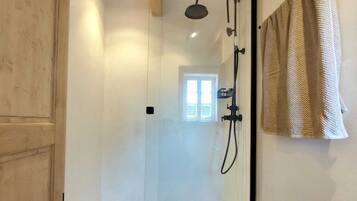Dusche, Haartrockner, Handtücher, Toilettenpapier