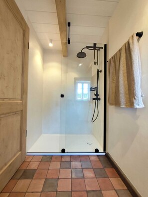 Dusche, Haartrockner, Handtücher, Toilettenpapier