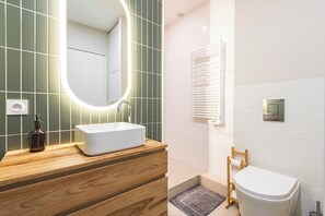 تجهيزات دش، مجففات شعر، ورق حمّام