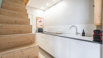 Refrigerador, microondas, placa de cocina, lavavajillas