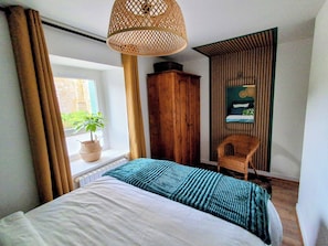 Iron/ironing board, WiFi, bed sheets