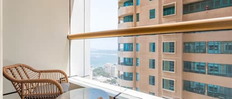 Departamento Confort, 2 habitaciones, cocina, vista a la bahía | Balcón