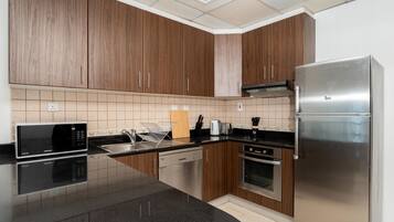 Executive Apartment, 1 Bedroom, Kitchen, Bay View | Private kitchen | Full-size fridge, microwave, oven, stovetop