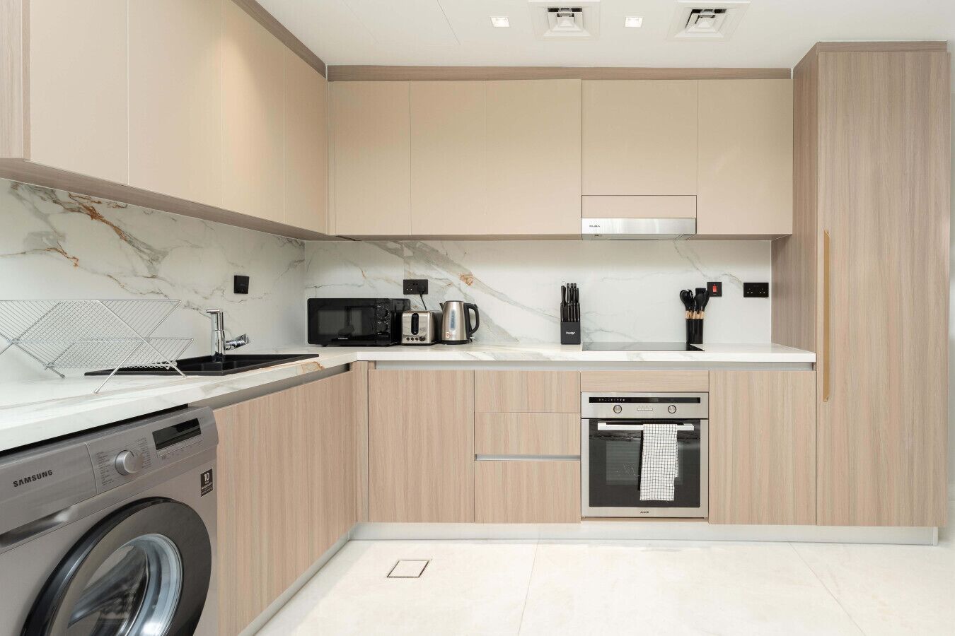 Comfort Apartment, 2 Bedrooms, Kitchen, Bay View | Private kitchen | Full-size fridge, microwave, oven, stovetop