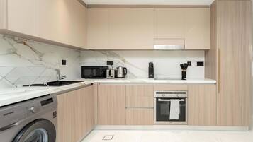 Comfort Apartment, 2 Bedrooms, Kitchen, Bay View | Private kitchen | Full-size fridge, microwave, oven, stovetop