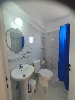 Haartrockner, Handtücher, Seife, Toilettenpapier