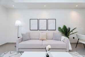 พาโนรามิกอพาร์ทเมนท์, 2 ห้องนอน,   วิวทะเล | บริเวณนั่งเล่น | สมาร์ททีวี 55 นิ้ว พร้อมช่องดาวเทียม, Netflix, Hulu