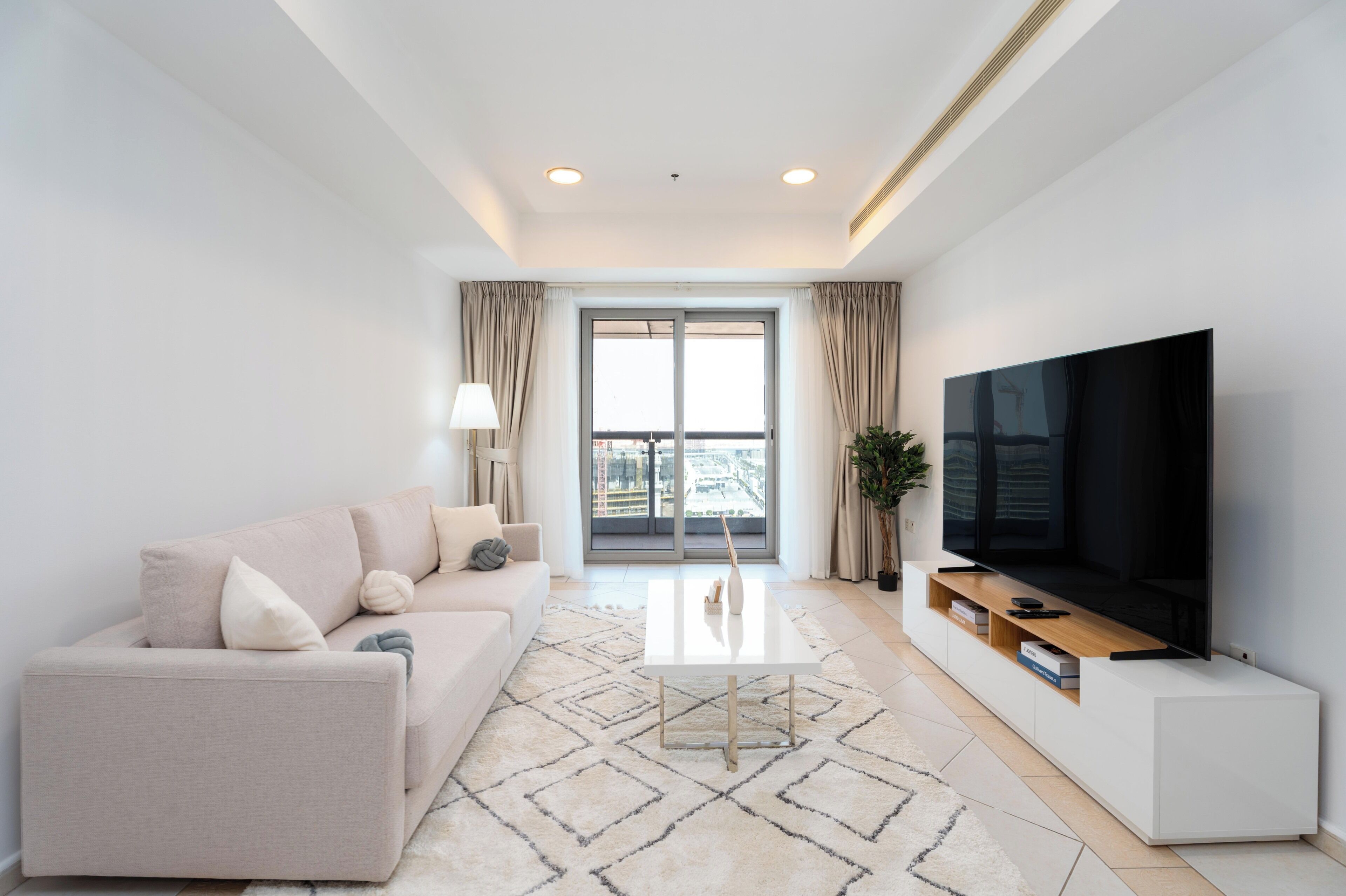 พรีเมียมอพาร์ทเมนท์, 2 ห้องนอน, วิวทะเล | บริเวณนั่งเล่น | สมาร์ททีวี 55 นิ้ว พร้อมช่องดาวเทียม, Netflix, Hulu