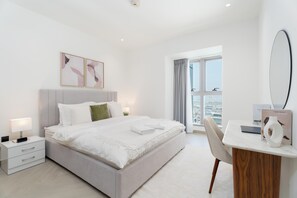 Signature Apartment, 2 Bedrooms, Harbour View | Egyptian cotton sheets, premium bedding, down duvets, in-room safe - Gala Guests - Princess Tower Suites (Dubai Marina)