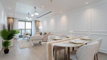 Elite Apartment, 2 Bedrooms, Beach View | Dining room