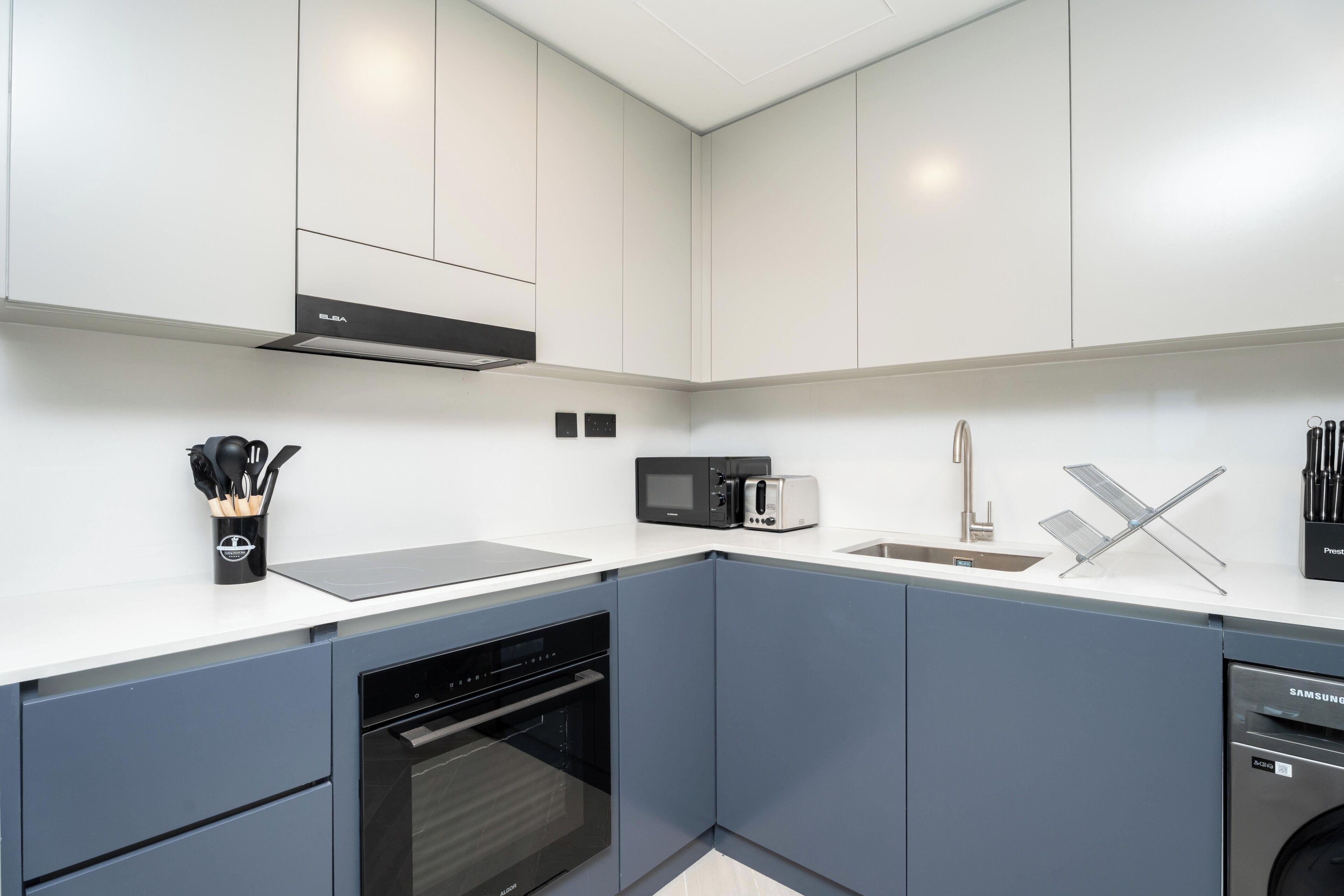 Signature Apartment, 2 Bedrooms, Harbour View | Private kitchen | Full-sized fridge, microwave, oven, stovetop