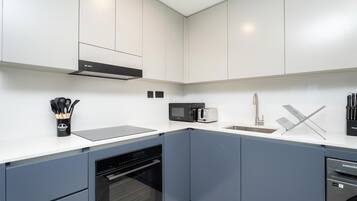 Signature Apartment, 2 Bedrooms, Harbour View | Private kitchen | Full-sized fridge, microwave, oven, stovetop
