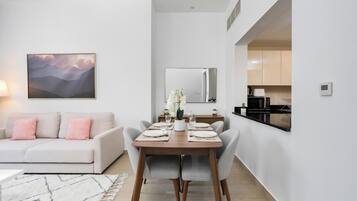 Executive Apartment, 1 Bedroom, Pool View | Dining room