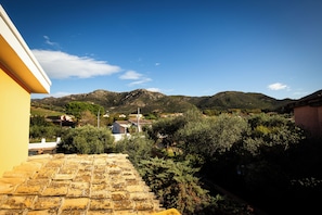 Aussicht auf eine gebirgige Landschaft mit Gebäuden und Vegetation.