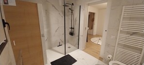Dusche, Haartrockner, Handtücher, Seife