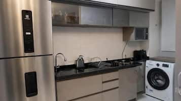 Departamento, vista al río | Cocina privada | Refrigerador con congelador, parrilla de estufa y utensilios de cocina