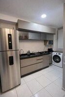 Refrigerador con freezer, placa de cocina, utensilios de cocina