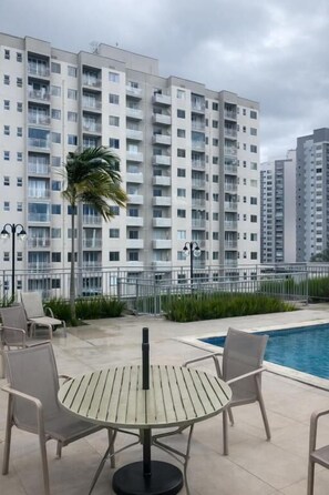 Una piscina al aire libre