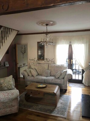 Living area - Charming 2-Bedroom, 2-Bathroom. (Birmingham)