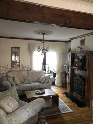 Living area - Charming 2-Bedroom, 2-Bathroom. (Birmingham)