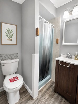 Shower, hair dryer, towels, soap - KC's Hideout your true Western retreat in the heart of Amish Country! (Middlefield)